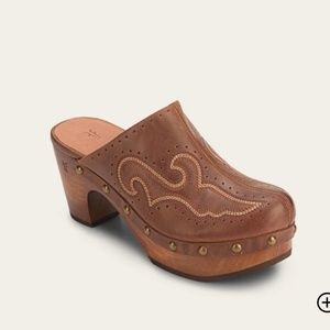 BRAND NEW IN BOX  FRYE 'JESSICA' STUDDED LEATHER CLOGS IN WOMENS RARE SIZE 8